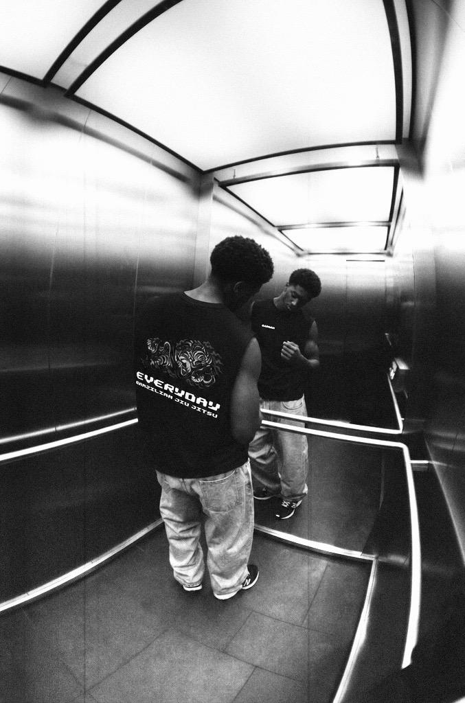 Regata Everyday no elevador, com a frente vista no espelho