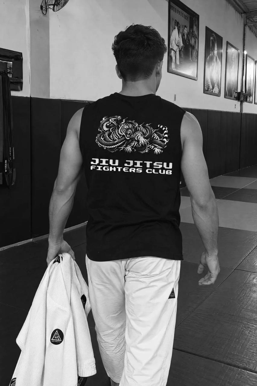 Atleta de kimono com a regata Fighters Club na academia